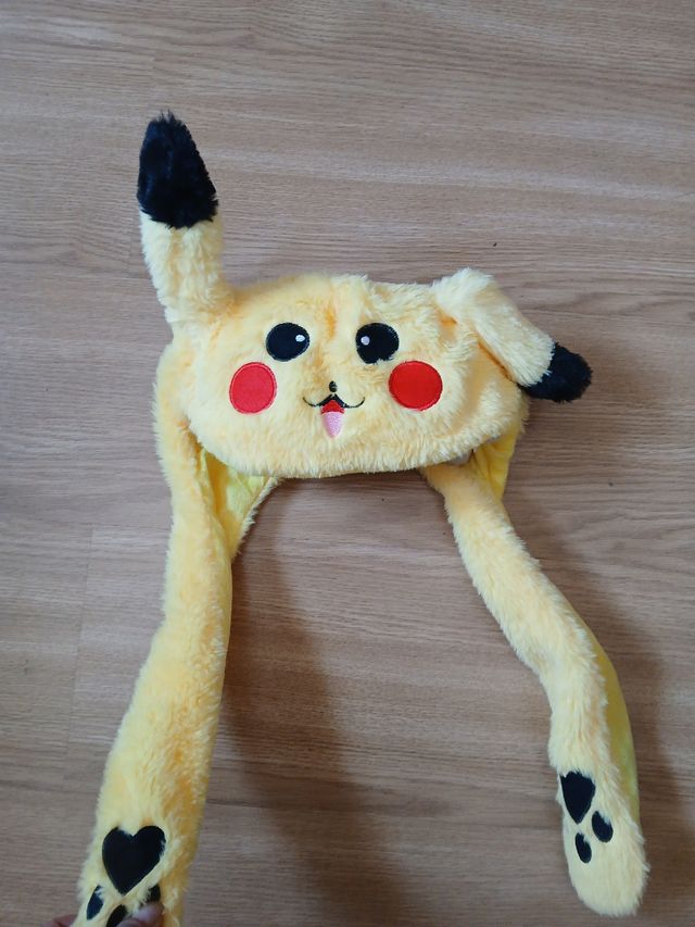 Gorro Pikachu, luces y sube orejas. 4-6 a. Aprox.