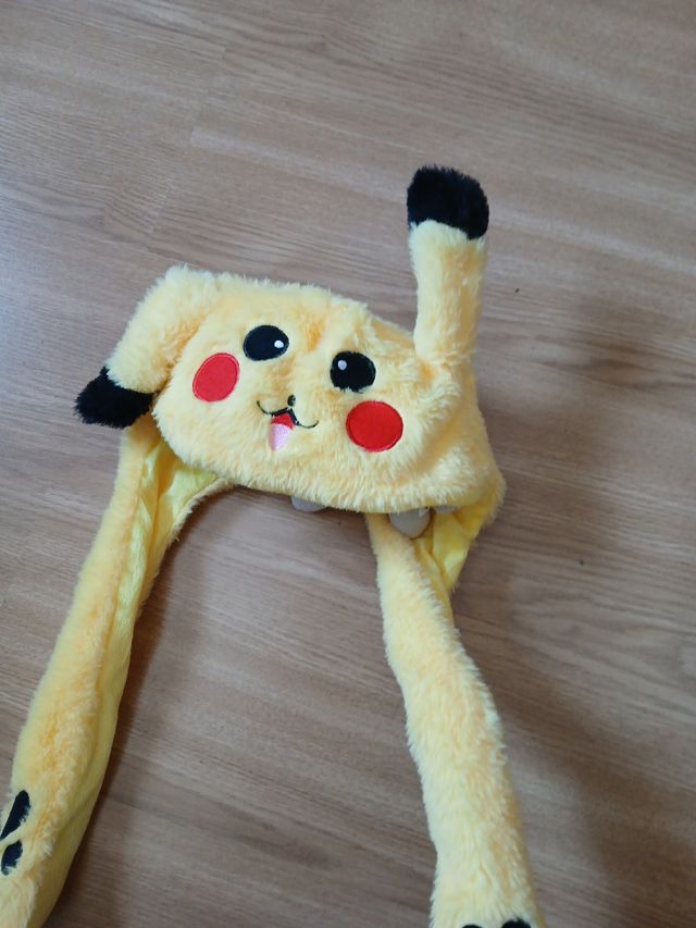 Gorro Pikachu, luces y sube orejas. 4-6 a. Aprox.