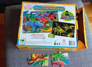 Puzzle que se ilumina en la oscuridad.  Dinos 100 