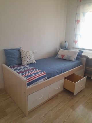 Cama infantil - azul y beige