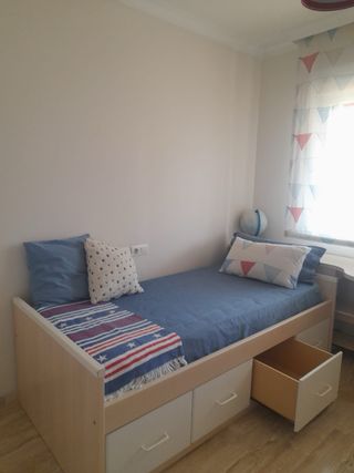 Cama infantil - azul y beige