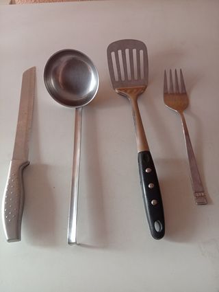 Utensilios cocina: Cuchillo, cucharón, espátula y
