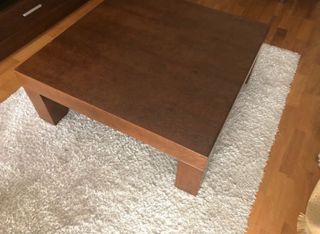 Mesa centro castaño - madera.
