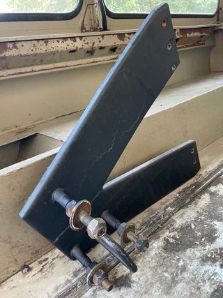 Soporte rueda portón Land Rover Santana