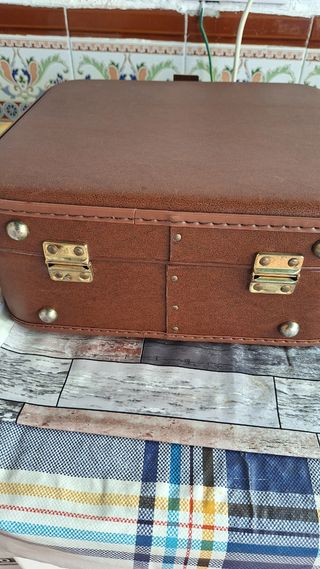 Maleta vintage marrón con su llave original