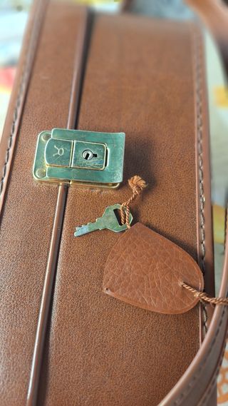 Maleta vintage marrón con su llave original