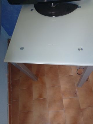 Mesa cristal-hierro moderna
