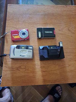 4 Cámaras antiguas: Kodak, Minolta, Toshiba