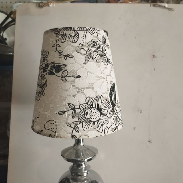 Lampada da tavolo cromo e tessuto