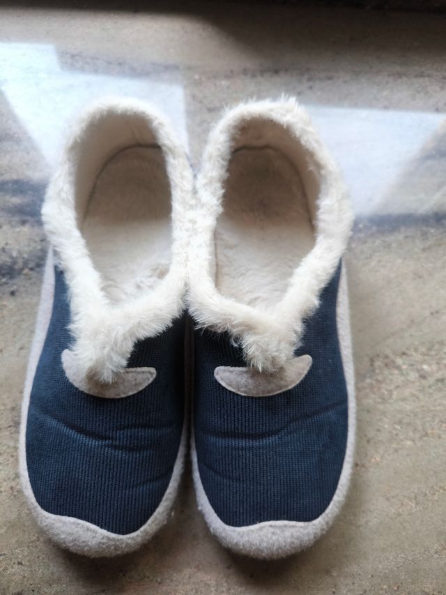 Pantuflas cálidas azul marino-gris, talla 38