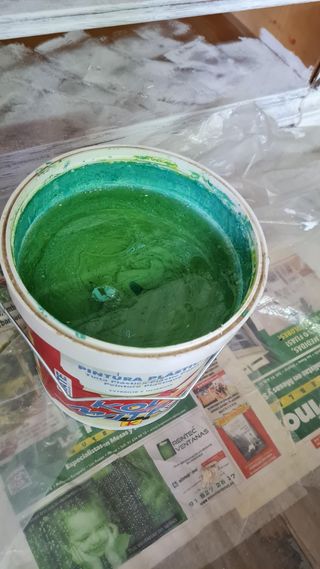 Pintura acrílica ag. 2 botes de 4kg cada uno.