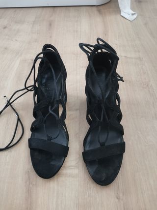 Sandalias tacón negras atadas