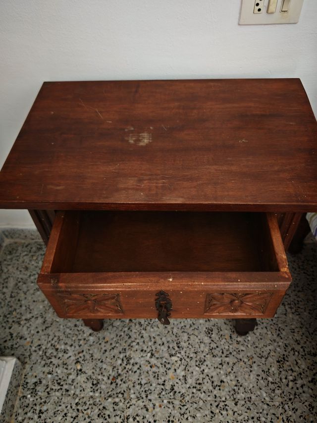 Mesita noche madera tallada