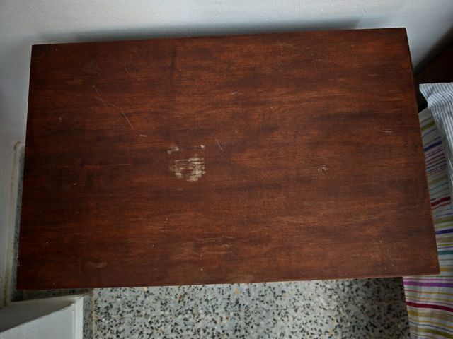 Mesita noche madera tallada