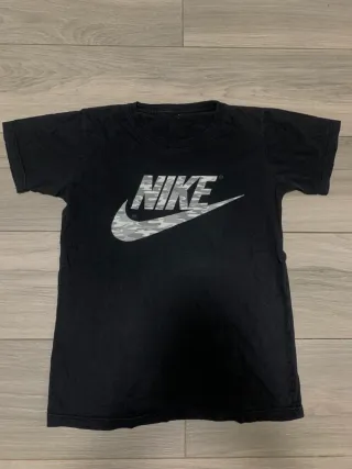 Camiseta Nike negra con logo camuflaje gris – S
