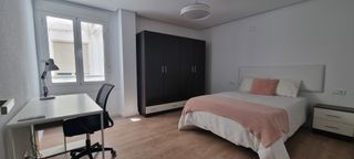 Se alquilan amplias habitaciones en piso reformado