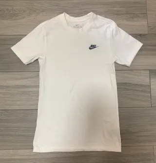 Camiseta Nike blanca básica con logo bordado en ne