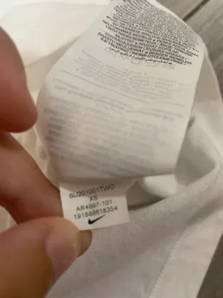 Camiseta Nike blanca básica con logo bordado en ne
