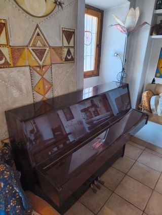 Piano Kawai vertical. Buen estado