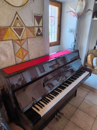 Piano Kawai vertical. Buen estado