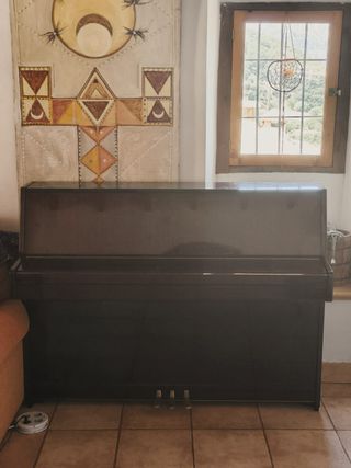 Piano Kawai vertical. Buen estado