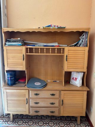 Mobili in legno con armadi e cassetti.