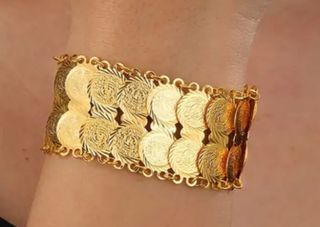 Pulsera de monedas chapada en oro 18 kilates 