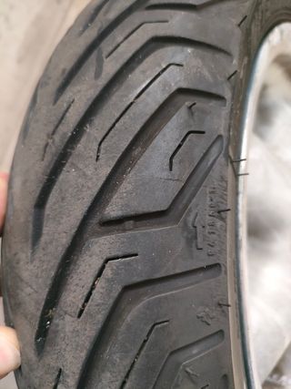 Neumático Michelin 120/70/12
City grip.
