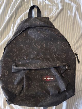 Mochila Eastpak negra estampada