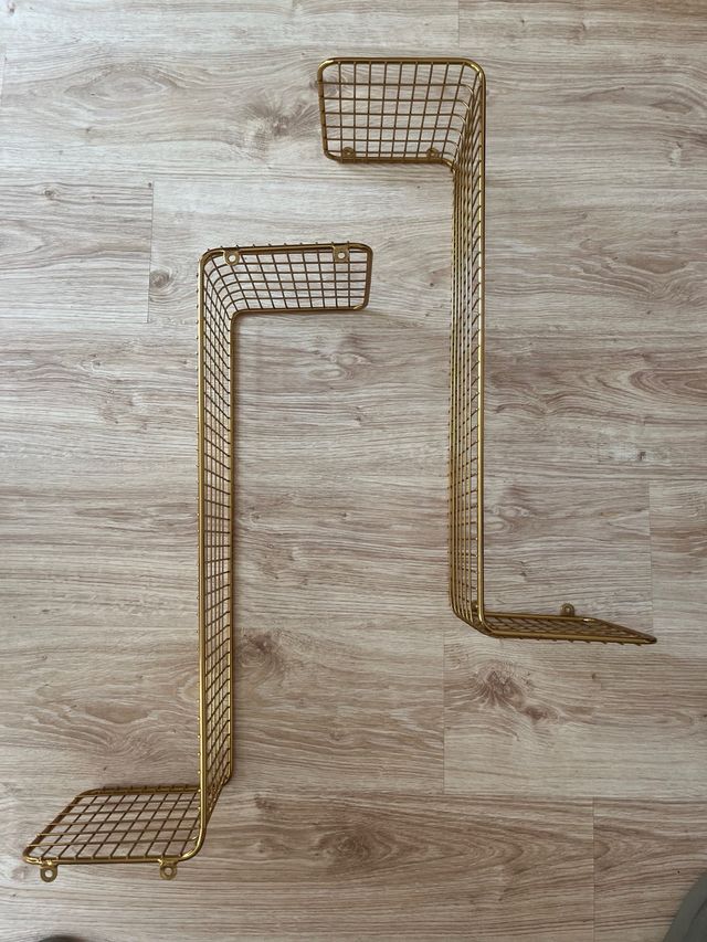 2 Estanterías metálicas doradas Svenshult