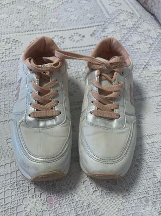 Zapatillas deportivas blancas y plateadas
