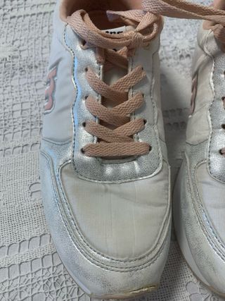 Zapatillas deportivas blancas y plateadas