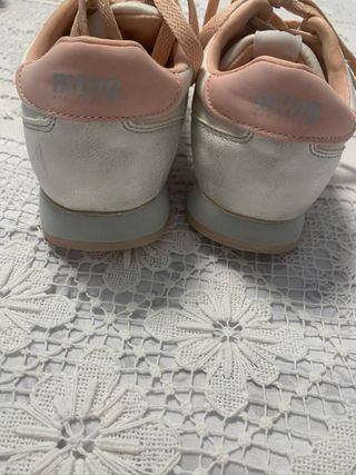 Zapatillas deportivas blancas y plateadas