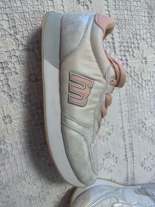 Zapatillas deportivas blancas y plateadas
