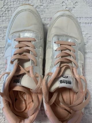 Zapatillas deportivas blancas y plateadas