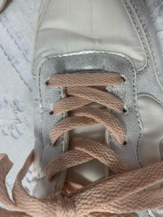 Zapatillas deportivas blancas y plateadas