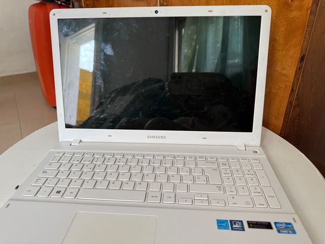 Portátil Samsung rojo