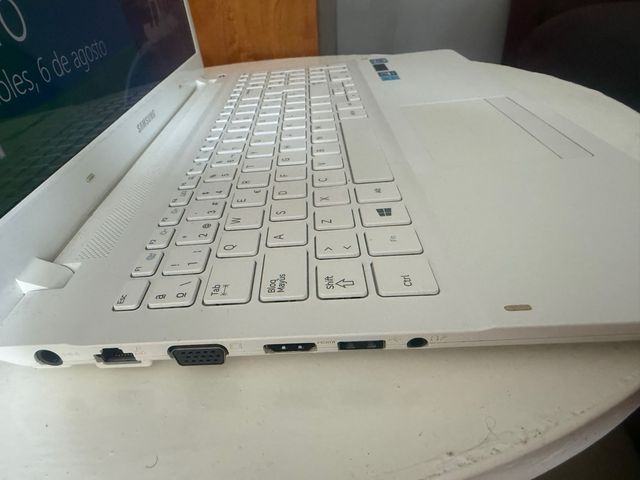 Portátil Samsung rojo