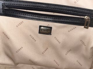 Bolso Guess negro acolchado