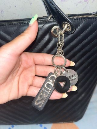 Bolso Guess negro acolchado