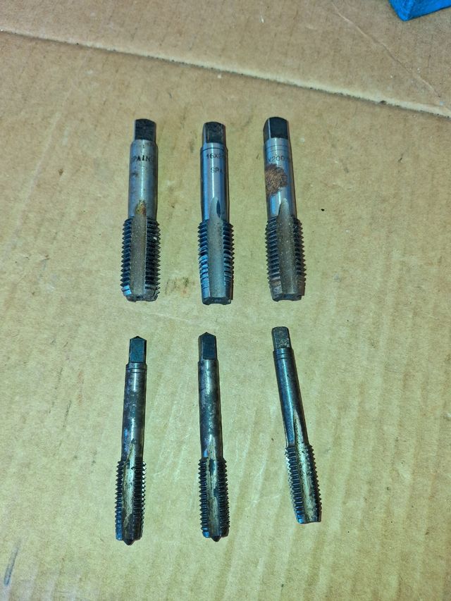 Lote 58. Machos de roscar de 16 y de 11 mm.