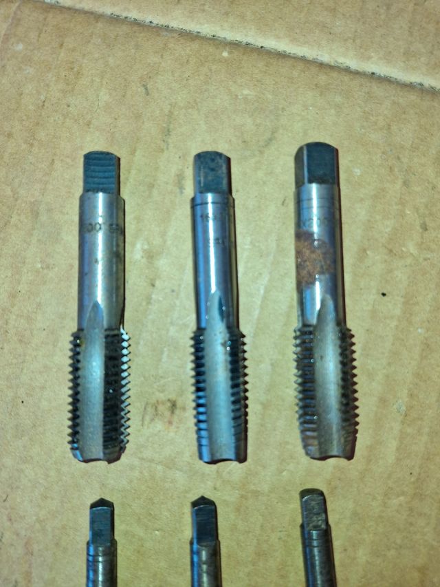 Lote 58. Machos de roscar de 16 y de 11 mm.