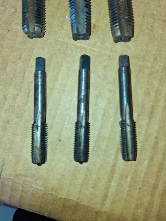 Lote 58. Machos de roscar de 16 y de 11 mm.