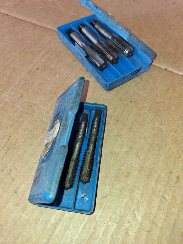 Lote 58. Machos de roscar de 16 y de 11 mm.