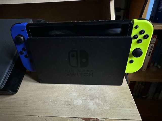 Nintendo Switch + Joy-Con gialli e blu