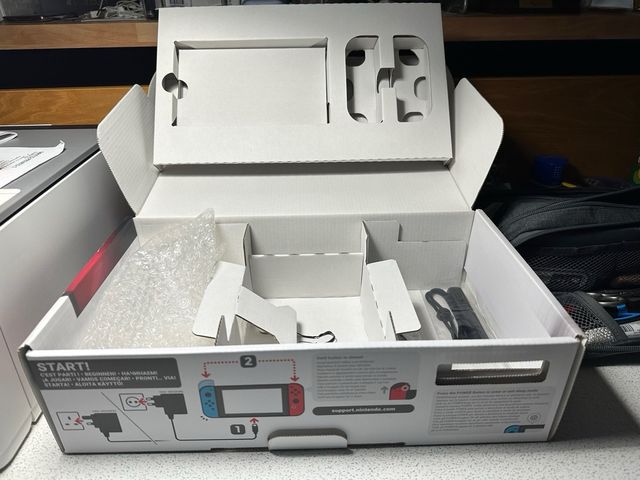 Nintendo Switch + Joy-Con gialli e blu