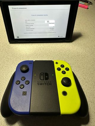Nintendo Switch + Joy-Con gialli e blu
