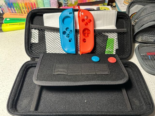 Nintendo Switch + Joy-Con gialli e blu