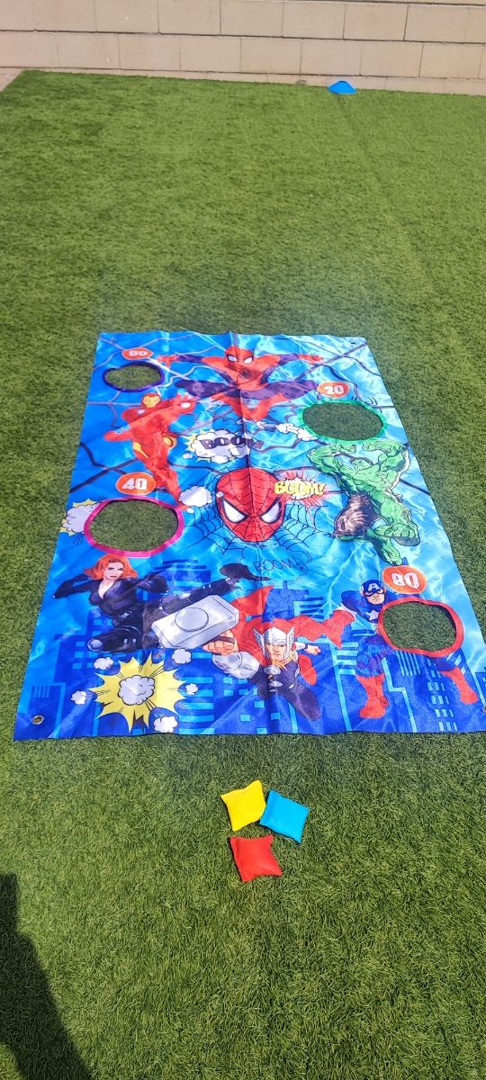 Juego lanzamiento sacos súper héroes