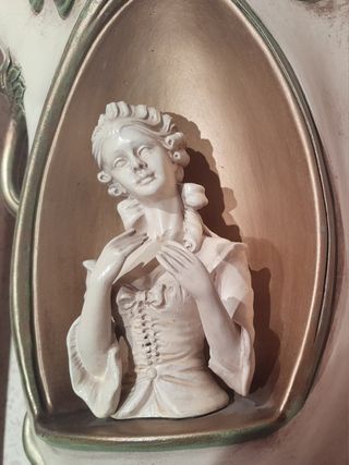 Jarrón metal con figura 